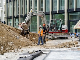 Bildungsbauten lagen für einmal leicht im Plus: Beim neuen Campus der Hochschule Luzern auf dem Suurstoffi-Areal in Risch-Rotkreuz ZG laufen bereits die Umgebungsarbeiten.