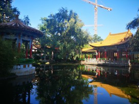 Eine Besonderheit im Chinagarten ist der zentrale Wasserpalais.