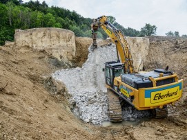 Archivbild 2018: Eberhard auf der Baustelle zum Rückbau des Migrol-Tanklagers bei Tössriederen.