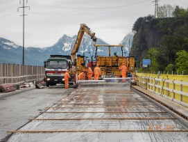 Nachdem der UHFB eingebracht, mit dem Gleitschalungsfertiger gleichmässig verteilt und verdichtet wurde, belegen ihn die Arbeiter mit einer Folie, damit er nicht zu rasch austrocknet. Anschliessend verschwindet er für fünf Tage unter einer Thermomatte. Da