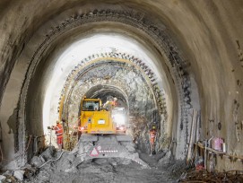 Der 172 Meter lange Giarsuntunnel wird komplett erneuert. Für die ersten 110 Meter ist ein zweischaliges, hufeisenförmiges Normalprofil vorgesehen, dessen Innenschale alle zehn Meter durch Fugen getrennt ist. 