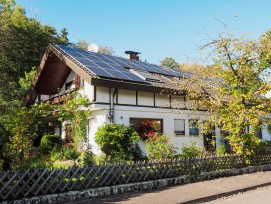 Wohneigentümer bauen oft an schlecht erschlossenen Lagen, investieren aber mehr in erneuerbare Energien.