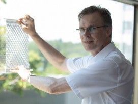 Professor Stefan Schäfer, Leiter des Instituts für Konstruktives Gestalten und Baukonstruktion, demonstriert mit dem Prototypen, wie der Sonnenschutz funktioniert.