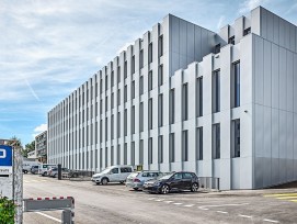 Auf den ersten Blick ist das neue Gebäude der Freiburger Kantonspolizei nicht als Holzbau erkennbar.