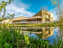 Aus Lehm und Holz: das Besuchszentrum der Volgelwarte Sempach. 