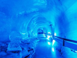 Ein frostiger Sommerausflug ins uralte Eis? 