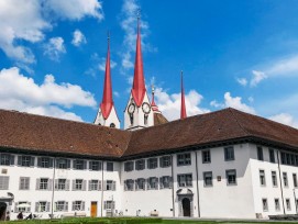 Kloster Muri mit Singisenflügel, in dem die Ausstellungen untergebracht sind.