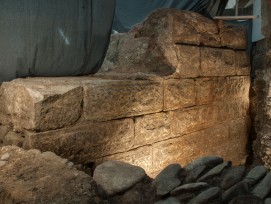 Die aus Bossenquadern errichtete Mauer, die bei den Ausgrabungen an der Spiegelgasse freigelegt wurde, gehört zu einem repräsentativen Wohnbau aus dem 13. Jahrhundert.