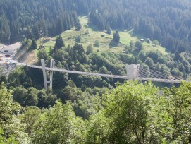 Eine Aufnahme von 2006 zeigt die Sunnibergbrücke zwischen Serneus und Klosters Dorf mit dem Südportal des Gotschnatunnels im Hintergrund. 