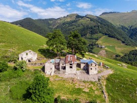 Das Landgut im lombardischen Stil besteht aus drei gemauerten, zweistöckigen Gebäuden in L-Form.