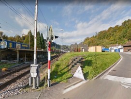 Die Kantonsstrasse vom Bahnübergang Hackenrüti (im Bild) am Dorfeingang bis zum Bahnhof Wolhusen ist in einem schlechten Zustand. Laut Luzerner Regierungsrat ist auch die Verkehrssicherheit insgesamt ungenügend.  