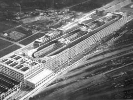 Historische Aufnahme des Fiat-Fabrikgebäudes in Turin im Jahr 1928.