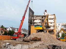 Die bauliche Verdichtung mit mehr Wohnungen auf gleicher Fläche führt auch zu einer Erneuerung des Gebäudebestands (Bild: Wehntalerstrasse Zürich).