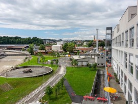 Der neue Anbau bietet einen Ausblick auf den öffentlichen Park mit dem einstigen Klärbecken, das Stahlwerk, die Wohnquartiere und den umgenutzten Fabrikbau 744.