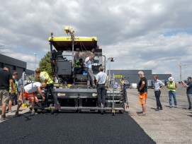 Heisse Phase der Abschlussvorstellung zum Forschungsprojekt QUASt im hessischen Limburg: Ein Asphaltbelag wird eingebaut.