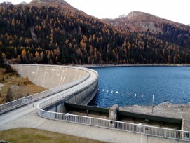 Bei der Staumauer Isola quillt der Beton. 