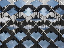 Im Vergleich zu statischen Fassaden-Paneelen erzeugen jene der Solarfassade rund 50 Prozent mehr Energie. 