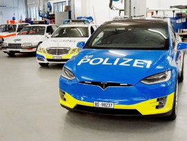 Die Alarmpikett-Fahrzeuge der Basler Polizei. Vorne der besagte Tesla, dahinter seine Vorgänger: BMW (1985), Opel (1997) und Mercedes (2013).