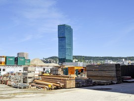 Trotz der Lage mitten in Zürich verfügt das PJZ über genügend Stellfläche. Im Hintergrund der Prime Tower, den das PJZ, hochkant gestellt, um das Dreifache überragen würde.