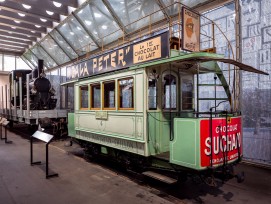 Das Dach der 3300 Quadratmeter grossen Schienenhalle 2+3 ist undicht. Im Bild: Elektrischer Strassenbahn-Motorwagen Ce 1/2 Nr 4 Vevey-Montreux-Chillon VMC 1888.