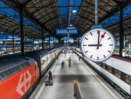 Die SBB hat Schweizer Designergeschichte geschrieben, die allgegenwärtig ist. Hier im Bahnhof Basel mit der Bahnhofsuhr, dem weissen Logo auf rotem Grund und mit der Schrift auf dunkelblauem Grund.