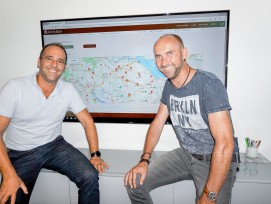 Marco Stöckli (links) und Ruedi Signer bieten auf ihrer Informationsplattform eine Karte an, auf der sich Anbieter und Abnehmer von Aushubmaterial  schnell orientieren können.