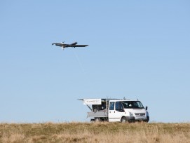 Erfolgreicher Testflug im Herbst 2018 auf den Höhen des Chasseral: Der TwingTec-Prototyp T 28, ein Gerät mit drei Meter Spannweite, startete selbständig von seinem Basisfahrzeug, schraubte sich in die Höhe, kreiste 30 Minuten lang autonom in der Luft, pro