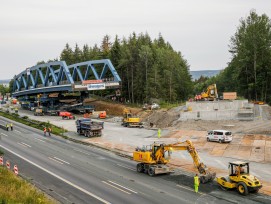 Die nördliche Brücke am Tag vor ihrer Einfahrt. Zu diesem Zeitpunkt waren die temporären Auflager bereits entfernt und die Brücke ruhte bereits auf den SPMT. Auch war sie mit hydraulischen Pressen knapp oberhalb ihrer künftigen Einbauhöhe angehoben. So wu