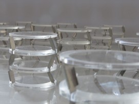 Empa Forscher haben chirale, phononische Kristalle entwickelt und ein Funktionsmodell gebaut, an dem nun Schwingungsmessungen gemacht werden. 