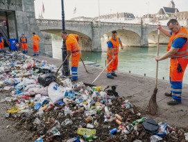 Eine Woche lang wurde der achtlos liegen gelassene Müll entlang des Rheinbords gesammelt und dann an der mittleren Brücke wieder ausgebreitet.