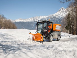 Die Saugkehrmaschine MC 130 mit Schneepflug im Wintereinsatz. Dank umfangreicher Anbaumöglichkeiten eignet sich die Maschine für den Ganzjahreseinsatz in Städten, Gemeinden und der Industrie.