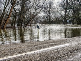Überschwemmungen wegen Starkregenereignissen werden auch in der Schweiz zunehmen und vor allem Nebenstrassen betreffen. 