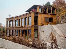 Bei einem Einfamilienhaus in Meilen ZH wurden die schlanken Bauwände aus Fertigholzelementen und die Vakuumglas-Fenster erstmals in einer Nullserie verbaut.