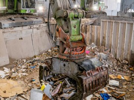 Mit viel Feingefühl in der Schaufel sortieren die zwei Bagger grosse Teile nach Materialart aus und schieben den kleinteiligen Abfall aufs Förderband zur weiteren Triage.