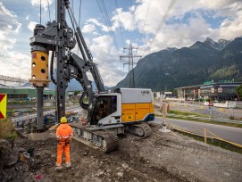 Die Feuertaufe des «LB 16 unplugged»: Das weltweit erste akkubetriebene Drehbohrgerät steht bei der Autobahn-Anschlussstelle Bludenz-Bürs in Vorarlberg im Einsatz.