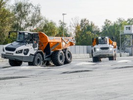 Schlaglöcher und Bodenwellen: Unter realitätsnahen Bedingungen wird den knickgelenkten Muldenkippern auf der Teststrecke einiges abverlangt.