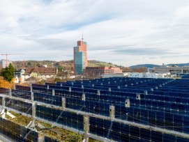 Die senkrechten Solarpanels auf dem Dach der Seniorenresidenz Eichgut in Winterthur. 