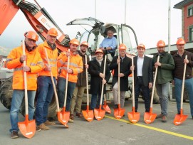 Der Spatenstich (v.l.n.r): René Schmidlin, Arge Bahnhofplatz / Juri Schuler, Projektleiter, Arge Goldau+ Aldo Contratto, Arge Bahnhofplatz / Martin Wyss, Arge Goldau+ / Roger Andermatt, Gemeindeschreiber / Othmar Reichmuth, Regierungsrat / Prof. Andreas S