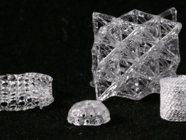 Glasobjekte, die mit einem 3D-​Drucker geschaffen wurden.