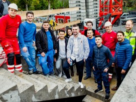 Jugendliches Teamwork: Auf einer Hochbaustelle in Rheinfelden führen die Lehrlinge von sieben Unternehmen das Zepter – und lernen dabei viel.