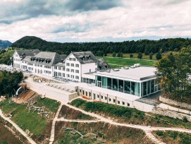 Stimmiges Ensemble: Kurhaus aus dem 19. Jahrhundert trifft auf moderne Architektur