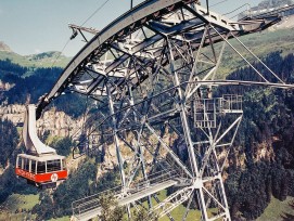 Die 1969/70 von Garaventa erstellte Grossraum-Pendelbahn im Gebiet Hoch-Ybrig ist ein wichtiges Bauwerk in der Firmengeschichte.