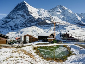 Baustelle oberhalb der Kleinen Scheidegg im Berner Oberland mit Blick auf die Eigernordwand und den Mönch.