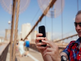 Mann mit Smartphone (Symbolbild)