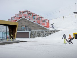 Die Lodge begrüsst die Anreisenden gleich neben der Bergstation der Standseilbahn.                            