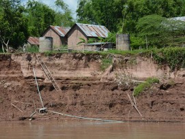 Häuser am Mekong in Kambodscha.