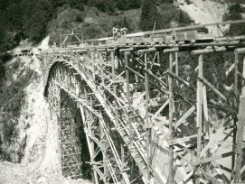 Lehrgerüst der Salginatobelbrücke.