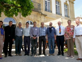 Gruppenbild der Vertreter der Siegergemeinden mit dem Jurypräsidenten und der Moderatorin im Park des Hôtel du Peyrou, Neuchâtel.