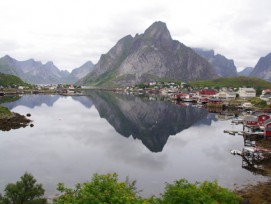 Unter einem Fjord, hier auf den norwegischen Lofoten, versteht man in Wetzikon die «Verschränkung von Siedlung und Landschaft». (Bild: Radlfan/pixelio.de)