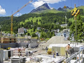 Der Kanton Graubünden, im Bild Davos, ist der Meinung, dass die Gemeinden für die Beurteilung von Baugesuchen allein zuständig seien. (Bild: Michael Straub, Davos Wiesen)